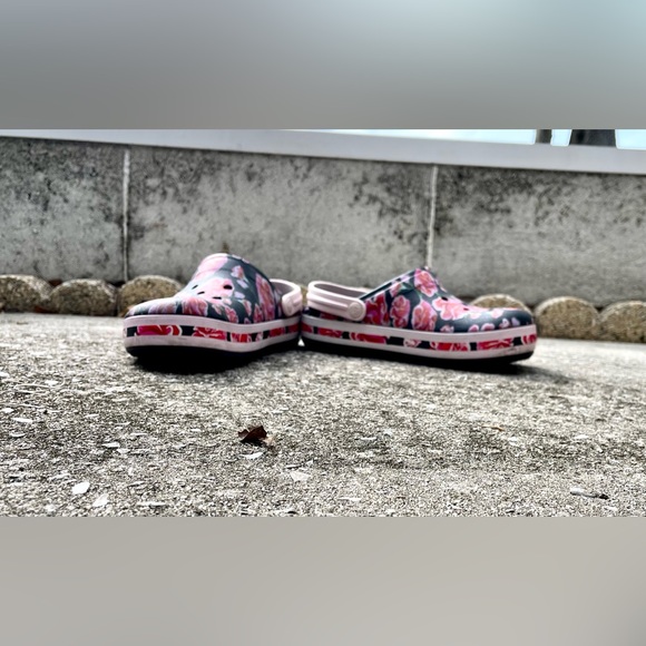 *EUC* CROCBAND Floral Graphic III Clog - Floral On Black - 205330-97J - W 7/M 5 - Picture 5 of 11